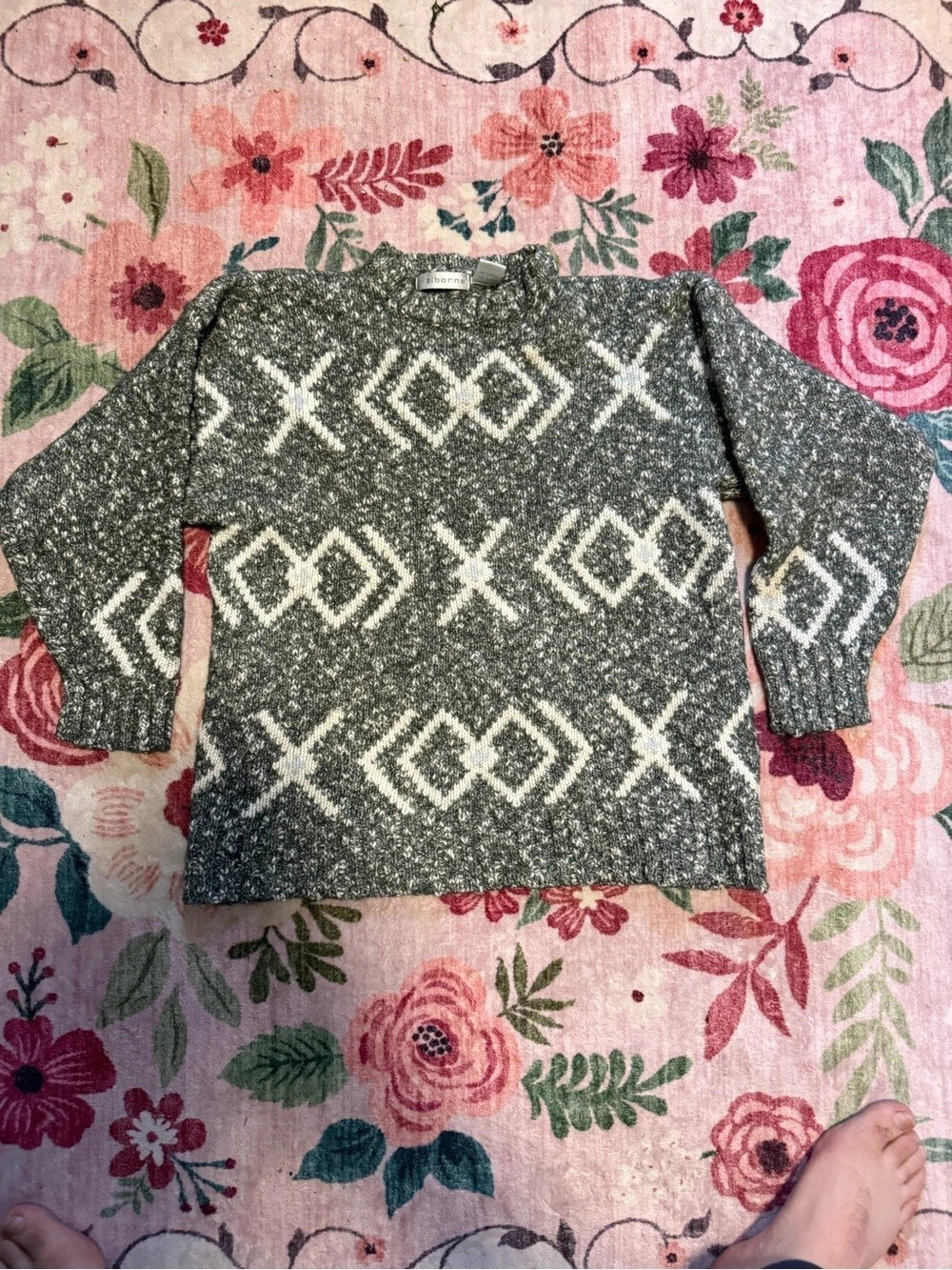 Claiborne Geometric Knit Sweater in Gray & White Large